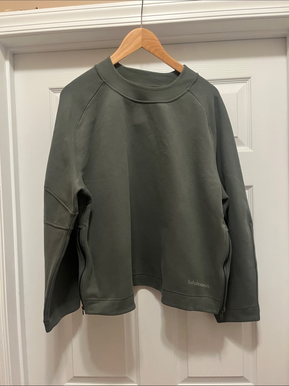 NWOT lululemon athletica Women’s Olive Crewneck Sweatshirt
